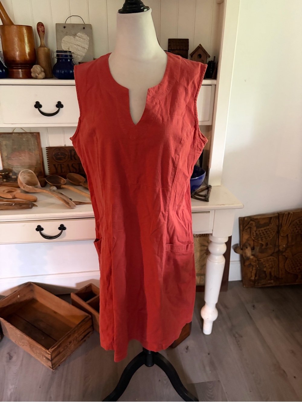 Chlorophylle Sleeveless Notch-Neck Shift Dress in Rust